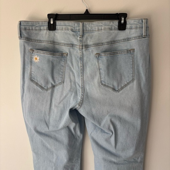 Driftwood Colette Stretch Denim Embroidered Daisy Cropped Straight Leg Jean - Picture 6 of 11